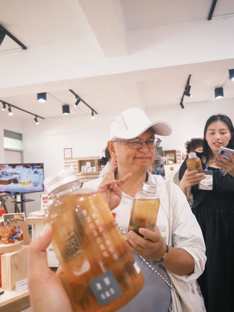 復興區團隊與青年品嚐南投在地冷泡茶