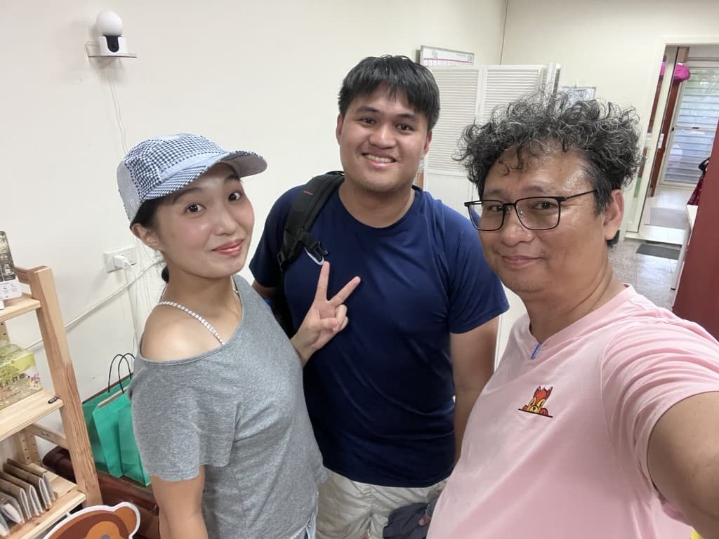 TEMU 與親友在地方生活現場。