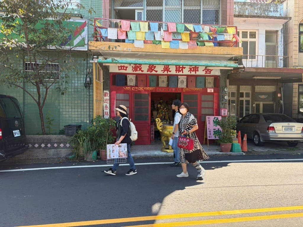 手機只是起點。真正的目的,是讓旅客離開螢幕、走進地方。
