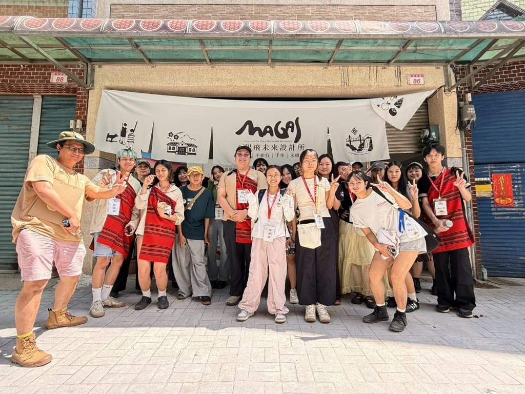 銘傳大學原住民族學生資源中心學生與一起飛未來設計所夥伴,在角板山 MAGAL 創生空間門口合影