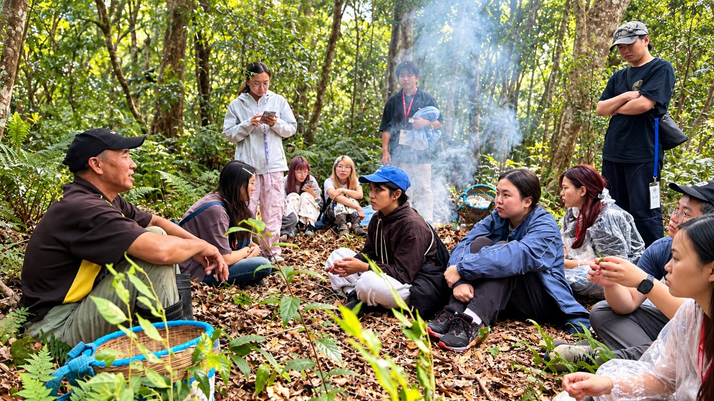 耆老在山林中分享 Tkasan 舊聚落與狩獵故事