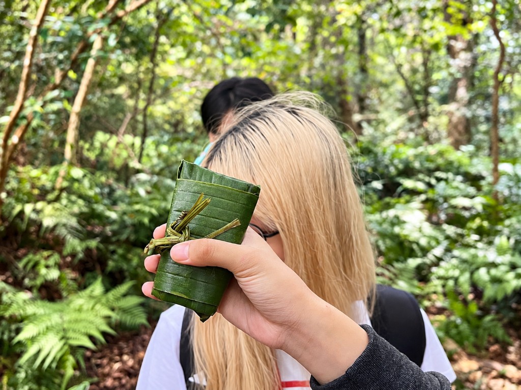 旅客手持香蕉葉包裹的 Kuni